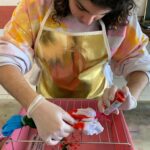 Luisa fazendo tie dye